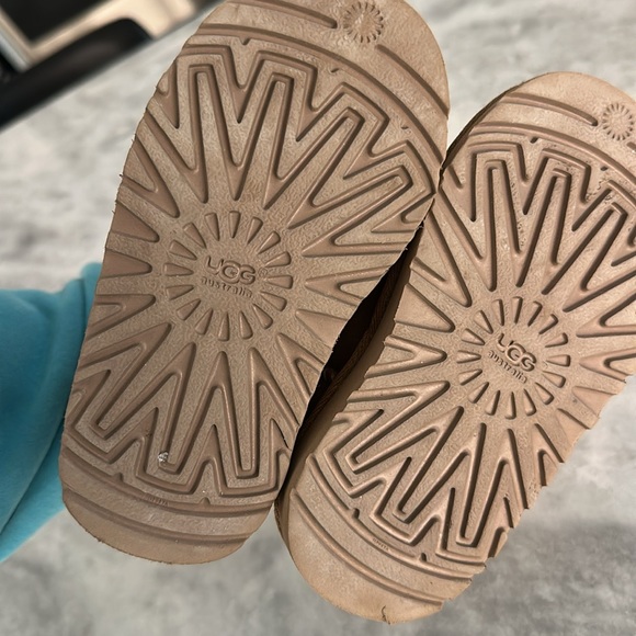 UGG Toddler Girls Classic Bailey Bow Boot II Size 8 - Picture 5 of 5